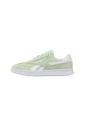 Lichtgroene Reebok sneaker met witte zijstrepen, vetersluiting en een witte zool, getoond vanaf de buitenkant op een witte achtergrond.