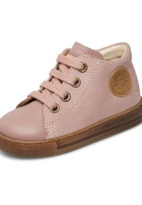 Sneaker alta in suede rosa con punta rotonda, design con lacci e suola in gomma marrone. Presenta occhielli in tonalità oro e una patch rotonda con logo.