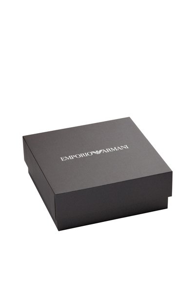 Boîte cadeau noire à texture lisse, de forme carrée, avec un logo "Emporio Armani" blanc en relief sur le dessus.