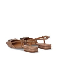 Zapatos planos tipo slingback en color marrón claro con textura trenzada, puntera cuadrada y una tira decorativa de cuentas. Con un tacón bajo en bloque para mayor estabilidad.