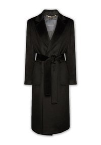 Accappatoio in velluto nero con colletto sciallato, vita con cintura, due tasche frontali e una texture liscia. Presenta una finitura satinata e una fodera intricata.