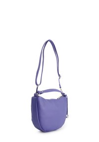 Lila Leder-Schultertasche mit strukturierter Oberfläche, featuring einem langen Tragegurt und einem Reißverschluss, runder Form und minimalem Metallzubehör.