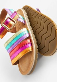 Multicolored sandaal met metallic strepen in goud, roze, turquoise en paars. Ontworpen met een bruine rubberen zool en een enkelband met een gesp.