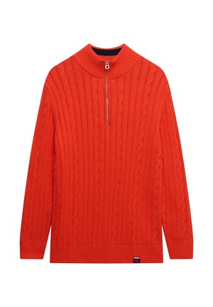 Czerwony sweter z plecionką, z wysokim kołnierzem, zamkiem błyskawicznym na ćwierć długości oraz ściągaczami przy rękawach i u dołu. Miękka struktura i wyraźny wzór.