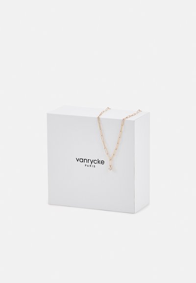 Colier din lanț cu ton aurit, cu un design de tip link, având un pandantiv mic din cristal, expus pe o cutie albă cu brandul "vanrycke PARIS".