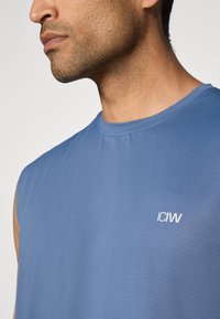 ICANIWILL STRIDE SLEEVELESS - Basic póló - dusty twilight blue