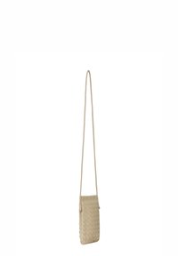 Beige gewobene Leder-Umhängetasche mit schlanker Form, ausgestattet mit einem langen Träger und einer glatten Oberfläche, geeignet für den täglichen Gebrauch.