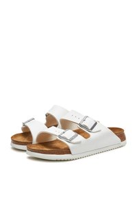 Sandali bianchi con due cinturini regolabili, fibbie argentate e una soletta in sughero. La suola ha una superficie texturizzata per una buona aderenza.