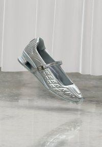 Selected, metallic silver-coloured/flat silver-coloured