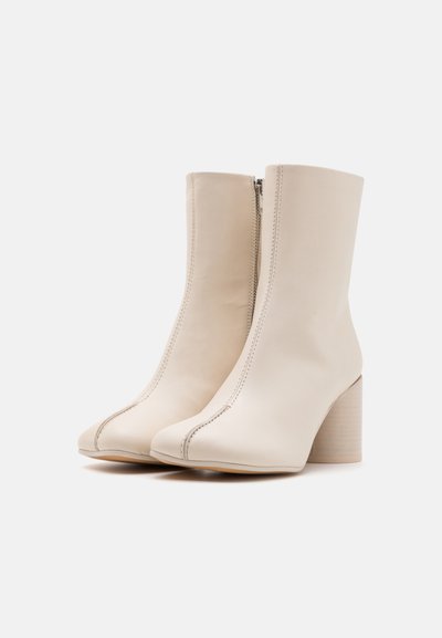 MM6 Maison Margiela BOOT - Klassikalised poolsaapad - sandshell
