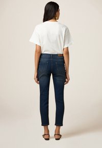 Oltre CON BOTTONE GIOIELLO - Jeans slim fit - blu