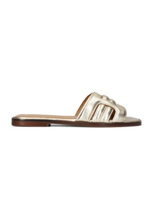 Gouden metallic slide sandalen met een platte zool, met een brede, geplooide bovenzijde en een gladde leren textuur.