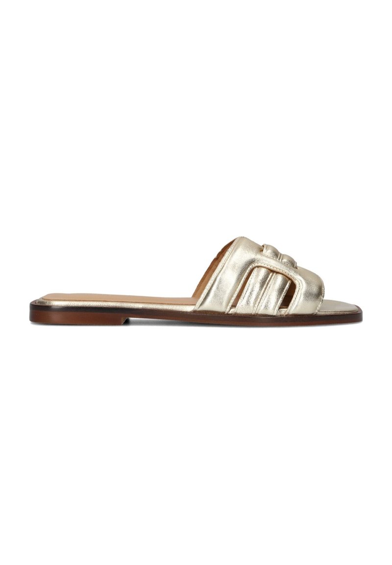 Gouden metallic slide sandalen met een platte zool, met een brede, geplooide bovenzijde en een gladde leren textuur.