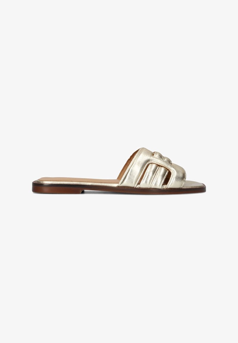 Gouden metallic slide sandalen met een platte zool, met een brede, geplooide bovenzijde en een gladde leren textuur.