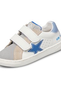 Białe i szare dziecięce sneakersy z niebieskim akcentem w kształcie gwiazdy, zapinane na rzepy, z perforowaną boczną panelą, wykonane z zamszu i skóry.