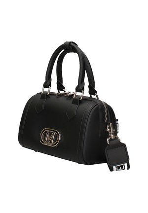 Sac à main structuré noir avec doubles poignées, fermeture éclair argentée, plaque logo à l'avant et bandoulière large amovible à motif noir et blanc.