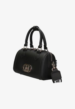 Sac à main structuré noir avec doubles poignées, fermeture éclair argentée, plaque logo à l'avant et bandoulière large amovible à motif noir et blanc.