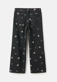 Schwarze Denim-Breitbeine mit silbernen, gestickten Herzmustern, ausgestattet mit zwei hinteren Taschen und einem hohen Taillenbund. Weicher Stoff.