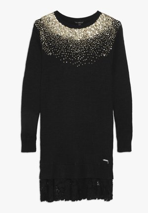 Robe longue en maille noire à manches longues avec des sequins dorés autour du col et une bordure en dentelle à l'ourlet.