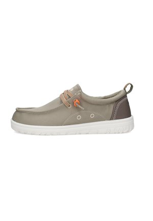 Scarpa casual slip-on grigio chiaro con suola bianca, anello per lacci arancione e toppa marrone sul tallone, progettata per comfort e uso quotidiano.