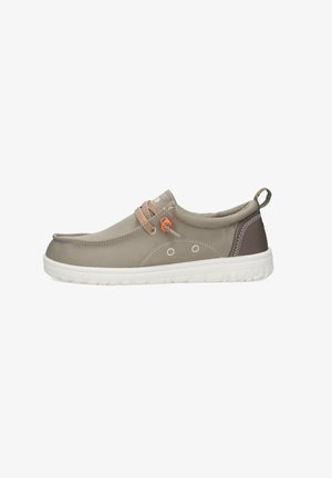 Scarpa casual slip-on grigio chiaro con suola bianca, anello per lacci arancione e toppa marrone sul tallone, progettata per comfort e uso quotidiano.