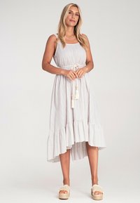 Hellblau-gestreiftes Midi-Kleid mit rüschigem Saum, quadratischem Ausschnitt und Taillengürtel. Zu den Details gehören Quasten und ein weicher, fließender Stoff.