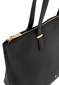 Czarna skórzana torba na ramię z teksturowaną powierzchnią, złotymi zamkami i elementami metalowymi, podwójnymi rękami oraz minimalistycznym designem.