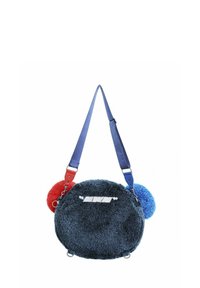 Bolso redondo y suave de color azul oscuro con adornos de pom-pom rojos y azules, correa ajustable azul y letras blancas en la parte frontal.