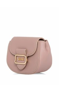 Mała jasnoróżowa skórzana torebka o zaokrąglonym kształcie, z zapięciem na klapkę i złotymi akcentami z nazwą marki.