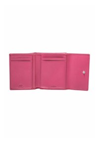 Portefeuille en cuir rose avec plusieurs emplacements pour cartes, texture lisse et fermeture à bouton-pression. Présente un logo embossé et un symbole de protection RFID.