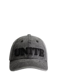 Grijze katoenen baseballpet met een gebogen rand, voorzien van het woord "UNITE" in het zwart geborduurd op de voorkant. Machinegestikt detail.