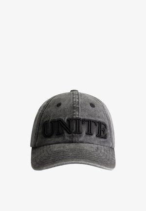 Grijze katoenen baseballpet met een gebogen rand, voorzien van het woord "UNITE" in het zwart geborduurd op de voorkant. Machinegestikt detail.