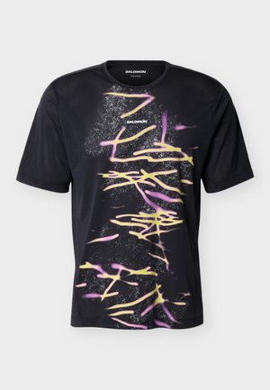 Μαύρο κοντομάνικο μπλουζάκι Salomon με αφηρημένες κίτρινες και ροζ γραμμές και λευκό πουά μοτίβο στο κέντρο μπροστά.