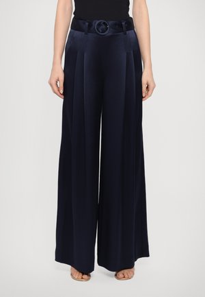 Wide-leg marine satijnen broek met een gladde textuur, voorzien van een hoge taille met riem en geplooide details. Geschikt voor formele of casual gelegenheden.