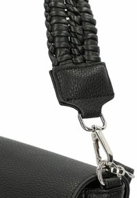Borsa in pelle nera con texture, dotata di una tracolla intrecciata. Presenta un attacco in metallo argentato e una finitura liscia sul corpo della borsa.