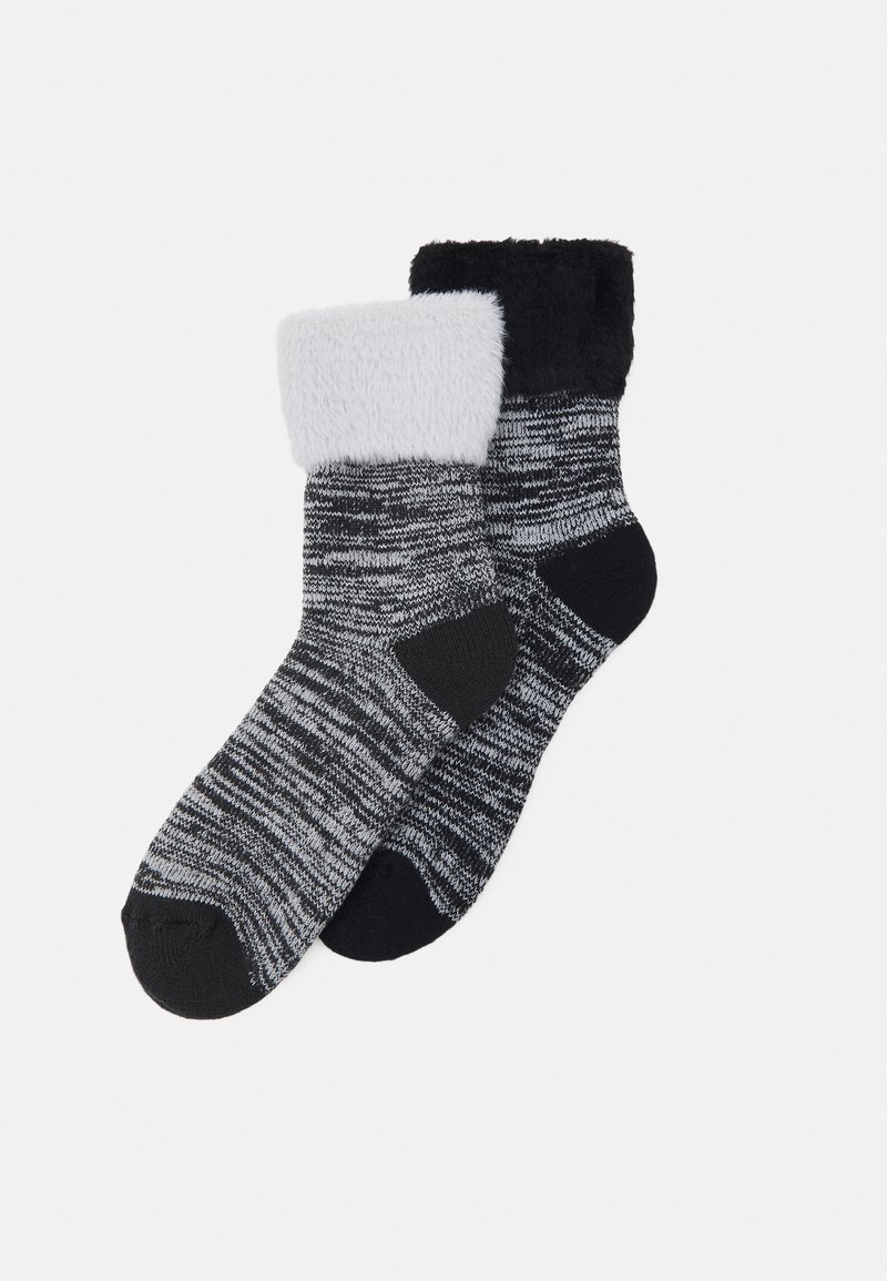 Ein Paar Socken mit gemustertem Strickdesign in Schwarz und Grau, mit einem weichen Kunstpelzumschlag in Hellgrau und schwarzen Akzenten an den Zehen.