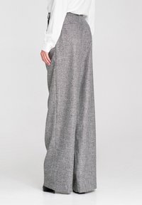 Szare, szerokie spodnie z wysokim stanem, wykonane z teksturowanej tkaniny, z kieszeniami i schludnym wykończeniem u dołu, z subtelnymi wzorami.