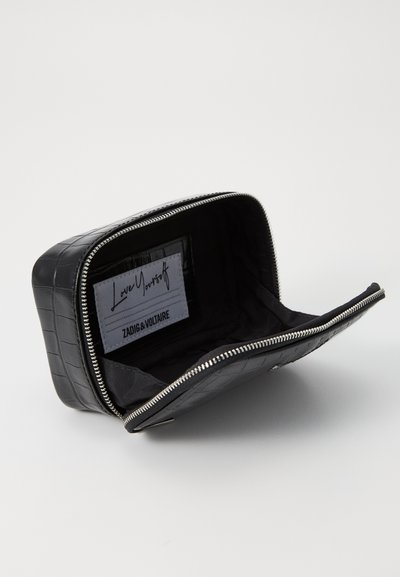 Zwart cosmetica-etui met krokodilstructuur en ritssluiting. De binnenkant heeft een "Love Yourself" label. Glad voering, compact rechthoekig formaat.