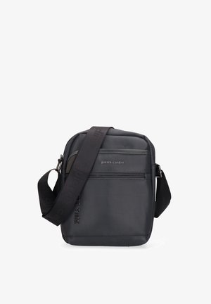 Schwarze Crossbody-Umhängetasche mit vorderer Reißverschlusstasche, verstellbarem Riemen und "pierre cardin"-Logo auf der Vorderseite.
