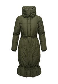 Manteau de style doudoune vert olive avec un col haut, une taille ceinturée et un ourlet à cordons. Présente une texture matelassée et des manches longues.