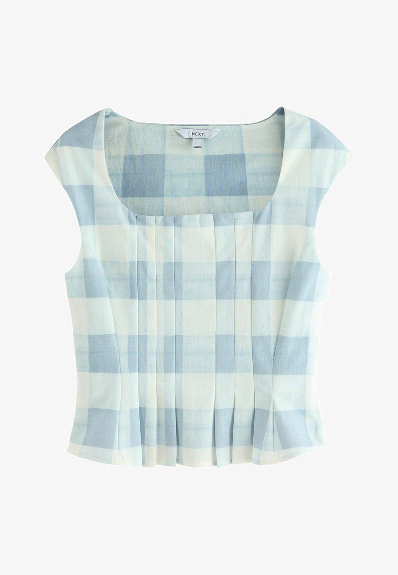 Blouse à manches courtes à carreaux bleu clair et blanc, avec un col rond dégagé et des plis verticaux sur le devant.