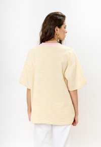 MIRONS T-shirt print - yellow