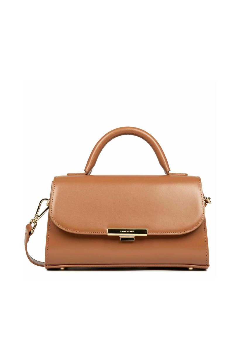 Sac à main en cuir tan avec une forme structurée, une poignée supérieure et une bandoulière amovible. Présente un fermoir doré et des détails de couture.