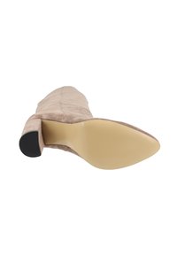 Stivale alla caviglia in suede beige con punta arrotondata, superiore texturizzato e tacco medio a blocco, con suola in gomma liscia.