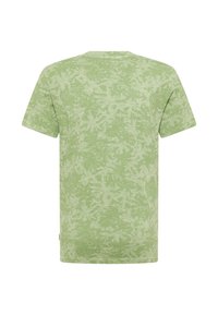 Hellgrünes T-Shirt mit kurzen Ärmeln, strukturiertem Blättermuster, Rundhalsausschnitt und geradem Saum. Der Stoff wirkt weich und lässig.