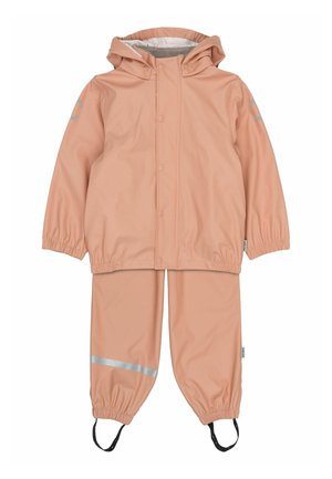 Detský nepremokavý dvojdielny pršiplášť v broskyňovej farbe s kapucňou na bunde, zapínaním na cvoky vpredu, elastickými manžetami, reflexnými pásikmi a popruhmi na nohaviciach.