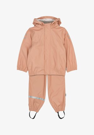 Costum de ploaie impermeabil pentru copii, două piese, de culoare piersică, cu jachetă cu glugă, închidere cu capse în față, manșete elastice, dungi reflectorizante și bretele pentru picior la pantaloni.