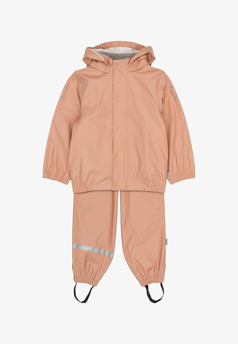 Combinaison de pluie imperméable pour enfants en deux pièces, couleur pêche, avec veste à capuche, fermeture à pressions, poignets élastiques, bandes réfléchissantes et bretelles aux pieds sur le pantalon.