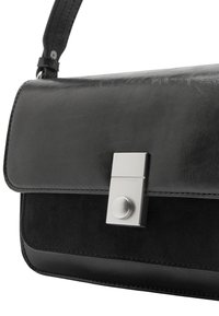 Czarna skórzana torebka o gładkim wykończeniu, z zamszowymi akcentami i prostokątną srebrną klamrą. Regulowany pasek przymocowany.