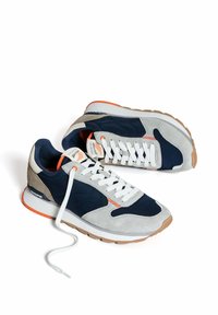 Sneakers in camoscio grigio e blu navy con lacci bianchi, dettagli arancioni e suola in gomma. Presentano una finitura testurizzata e un design a strati.